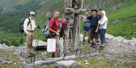 le groupe devant les vestiges du système de transport