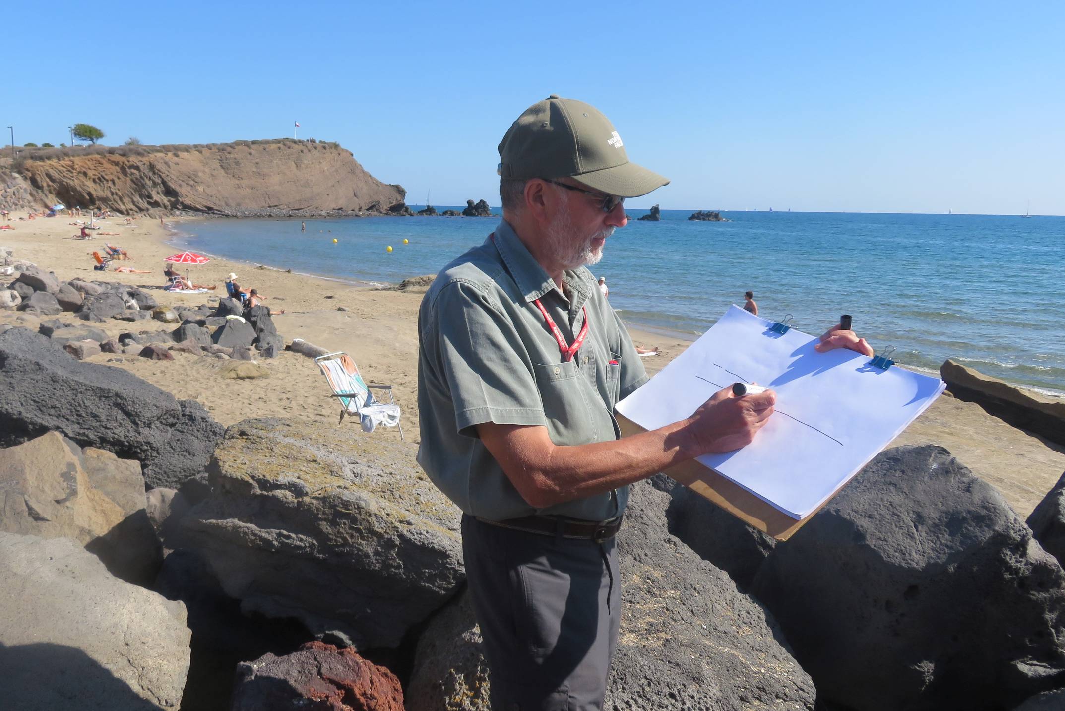 La Mditerrane au fond le volcan du Cap dAdge bel anneau de tuf hydrovolcanique 750 000 ans