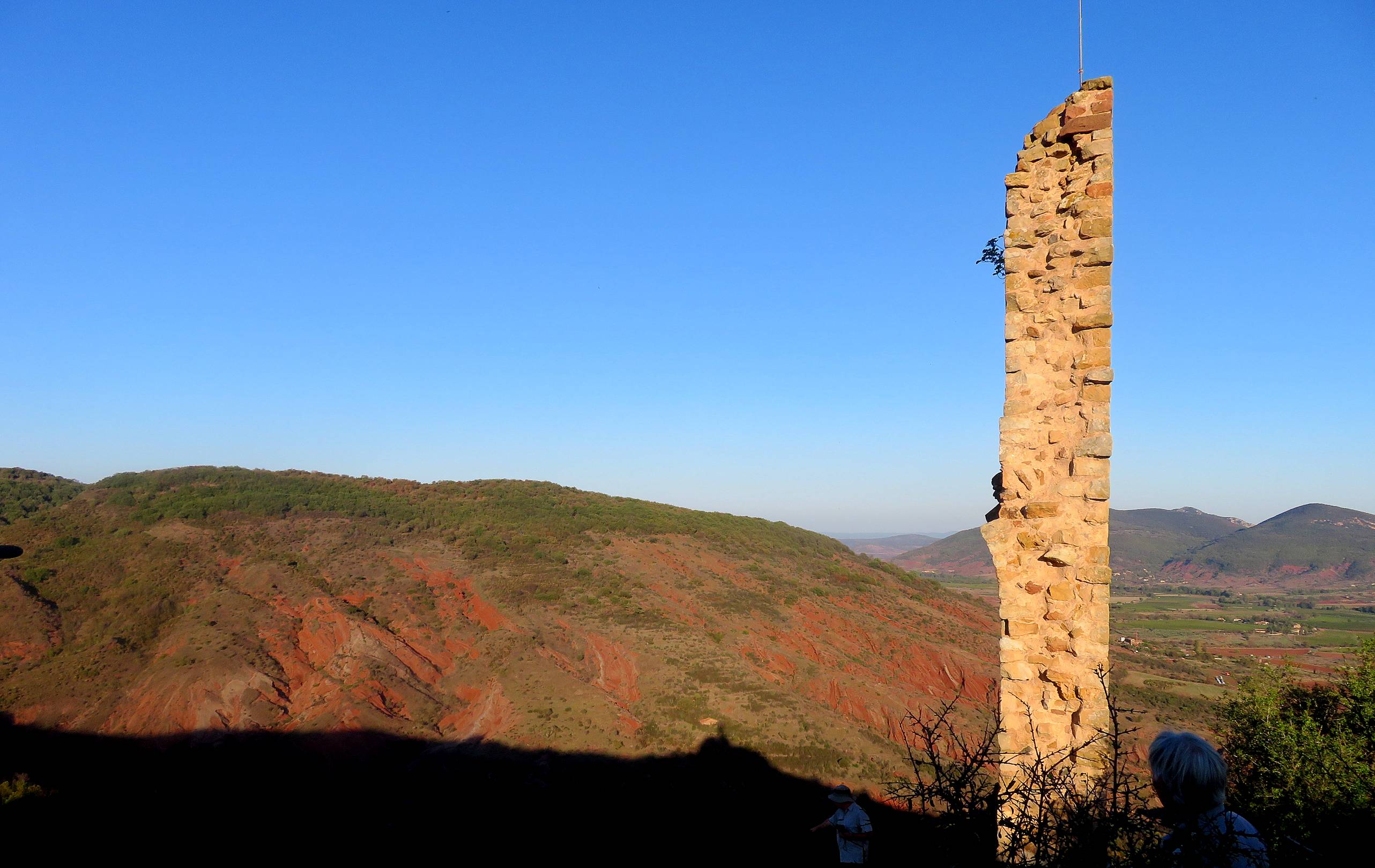 Le permien rouge au couchant vu depuis la dent basaltique portant les ruines du chteau de Merifons