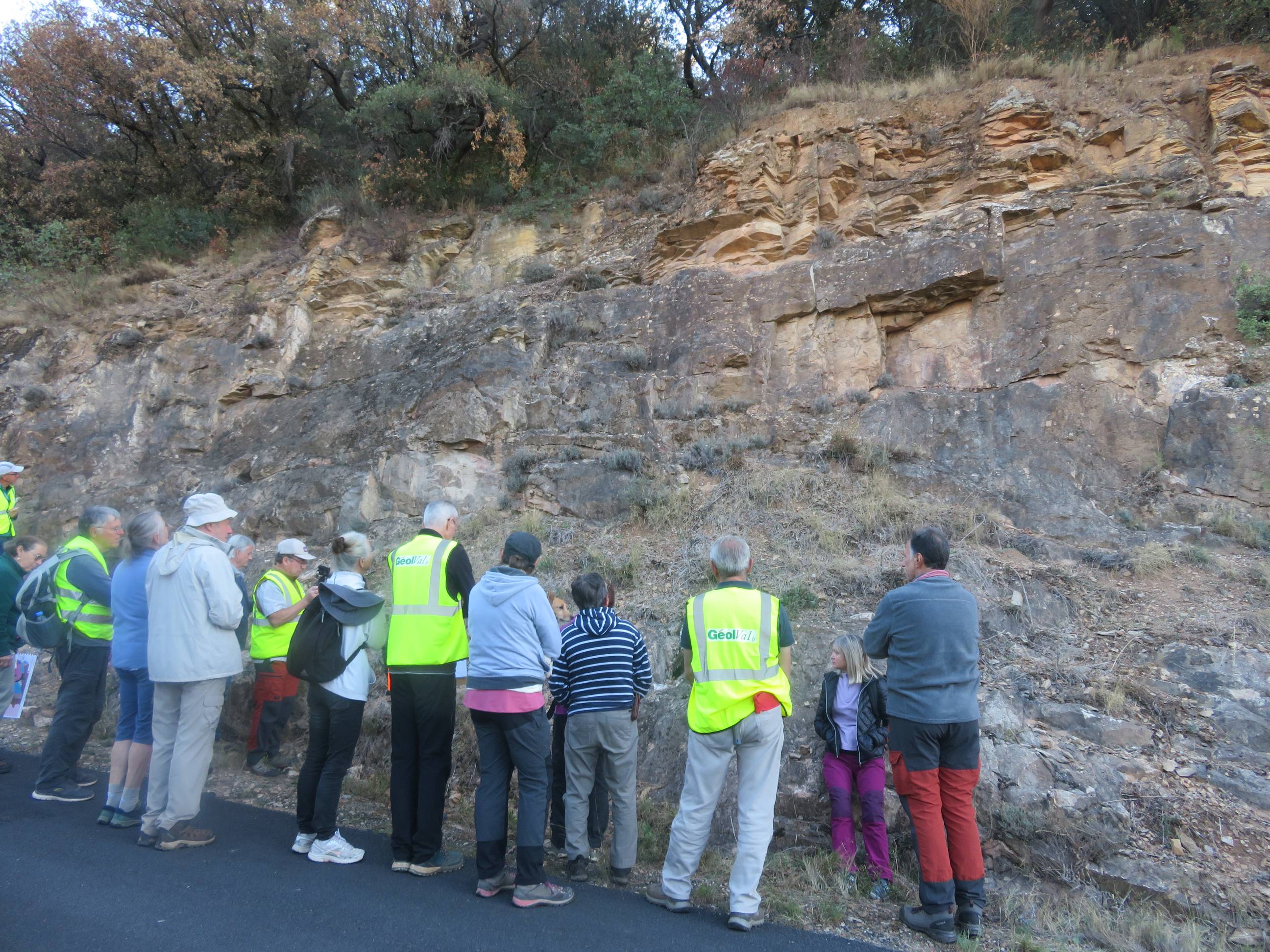 le groupe devant lancienne carrire de dolomies du Cambrien