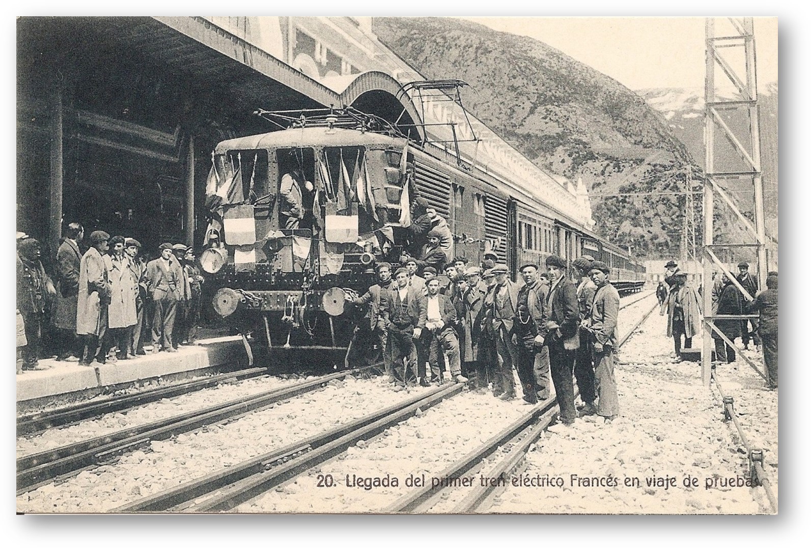 Arrive train Canfranc 1928
